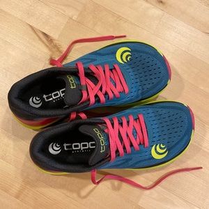 Topo Ultrafly 3 running shoes, size women’s 6.5